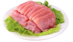 豬肉處理乾淨后切成片；