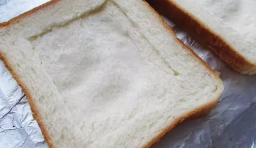  把正方形內的麵包壓扁,形成一個凹槽（A+B）