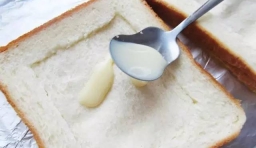 A版：在麵包上塗滿煉乳