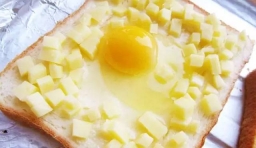 A版：凹槽中加入一個雞蛋，在邊緣處鋪上一層馬蘇里拉乳酪碎