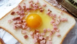 B版：凹槽中加入一個雞蛋，在邊緣處鋪上紅腸碎和馬蘇里拉乳酪碎