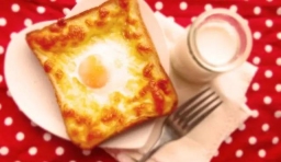 乳酪吐司蛋配牛奶，營養豐富，幸福早餐；