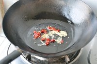 辣椒切段、姜切絲，放入油鍋爆香。