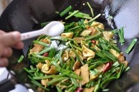 鍋中放入雞蛋餅和韭菜莖翻炒，繼續放入韭菜葉翻炒，關火，加鹽調味即可。