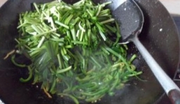 炒鍋內再倒點食用油，把韭菜段放進去翻炒；