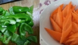 青椒、胡蘿蔔洗凈后切片；
