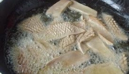 鍋里注油燒熱，把腰花放入過油后撈出；