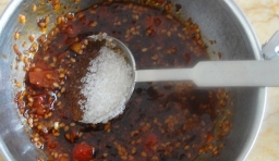 準備小碗，碗中放入剁椒和芝麻辣椒油，再倒入鮮醬油和香醋，最後加入少許白糖調整酸味度；