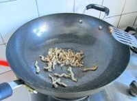 鍋坐在中火上倒入油，油熱時把肉絲放入鍋里划散；
