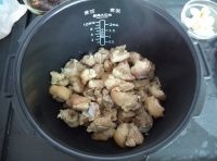 準備好姜蒜，姜切塊，將豬手放入煮鍋內；