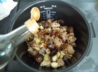 鍋內放入2小勺鹽，1小勺老抽和白酒，再加入3湯匙醬油和少許食用油；