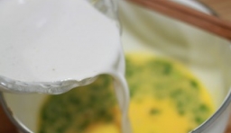 將地瓜粉水倒入雞蛋液中，攪拌均勻；
