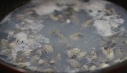 海蠣洗乾淨，鍋中燒熱水，放入海蠣煮開，撈出瀝干水份；