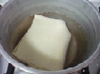 鍋里水燒開，加鹽和食用油把豆腐皮放入焯水撈出；