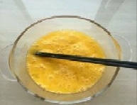 雞蛋打散在碗里加鹽拌勻；