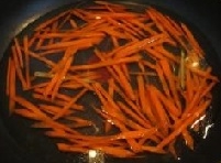 把胡蘿蔔絲放進去焯燙后撈出瀝干；