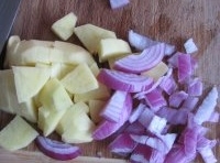 土豆洗凈後去皮切成塊，洋蔥去皮洗凈切塊；