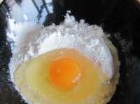 麵粉里打散一個雞蛋，把土豆泥倒進去；