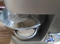 取麵糰300克，加入牛奶、雞蛋、350克高粉、100克糖、鹽5克、酵母6克放入攪拌桶中，啟動廚師機攪拌麵糰；
