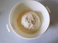低筋麵粉過篩到容器里；