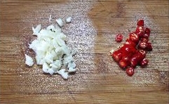 蒜去皮后拍碎成蒜末，小紅椒洗凈后切成小紅椒圈；