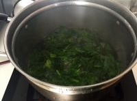 將切菜葉洗凈，放入開水鍋里焯一下；