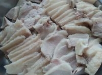 把肉煮好后撈出來切成薄片；