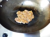 油鍋加熱后把腌好的雞肉放進去煸炒快熟；