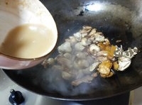 草菇放進去煸炒，加入芡汁用大火收汁；