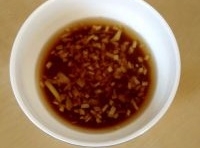 攪拌均勻成姜醋汁，吃蝦蘸著吃；
