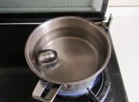 在鍋里加水放鹽、調料球煮開兩分鐘後放入容器中放晾；