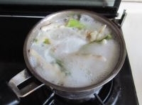 雞腳清洗乾淨去掉指甲在中間切一刀，湯鍋中的水燒沸；