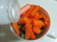 黃瓜、胡蘿蔔洗凈后切成小條，加點鹽腌制會；