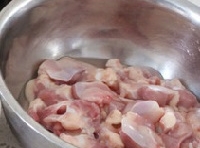 雞脆骨洗凈放在碗里準備腌制；