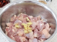 干辣椒切段，生薑洗凈切成片，蒜頭去皮后拍松放入雞脆骨里；