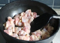 雞脆骨腌制好后，放入燒熱的炒鍋里平攤；