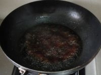 另起鍋，注入油 下入2勺白糖。小火炒至糖色成為棕紅色，烹入醬油、開水、花調酒和甜麵醬，攪拌均勻；