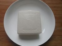 豆腐用清水浸泡10分鐘，撈出瀝干水分；
