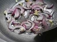  姜、蒜洗凈切碎和洋蔥放入燒熱的油鍋里爆香；