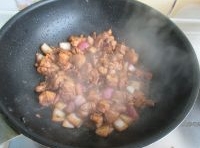 用鍋中底油，入雞腿肉和洋蔥，炒至雞肉變色；