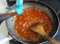 加點水和醬油同煮2分鐘，加點水澱粉勾芡，熬煮湯汁濃稠；