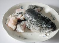 先將奧斑魚洗凈，取下魚頭和魚骨；