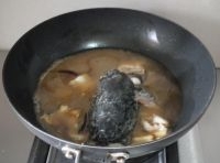 鍋中再加入水燒開；