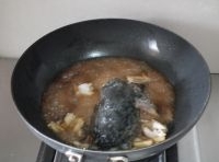 往鍋中烹入醋、醬油、糖、鹽；