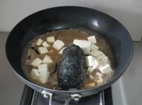 下入豆腐后燒開，轉小火燜制20分鐘，待湯汁濃縮即可；