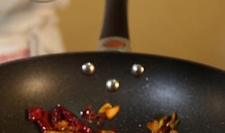 鍋內下10克油，待油燒至7成熱，即手放油表面有明顯的熱度時，下蔥姜蒜和豆瓣醬，大火爆香