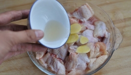 往雞塊里撒點精鹽、薑片、料酒腌漬半個小時；