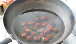 鍋中倒點清水，把栗子放進去煮開后浸泡二十幾分鐘剝皮；