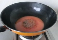 熱鍋，倒入調好的茄汁，煮至透明時澆在丸子上即可；