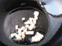 熱鍋里倒點油，把肥肉丁放進去用小火煸炒出油后把瘦肉放入；